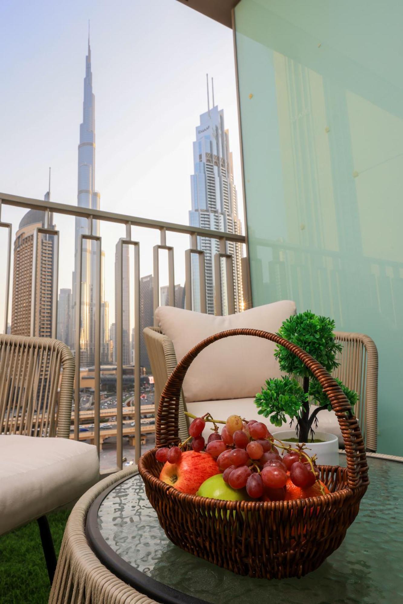 Appartamento Stunning Burj View Dubai Mall Access Infinity Pool Esterno foto