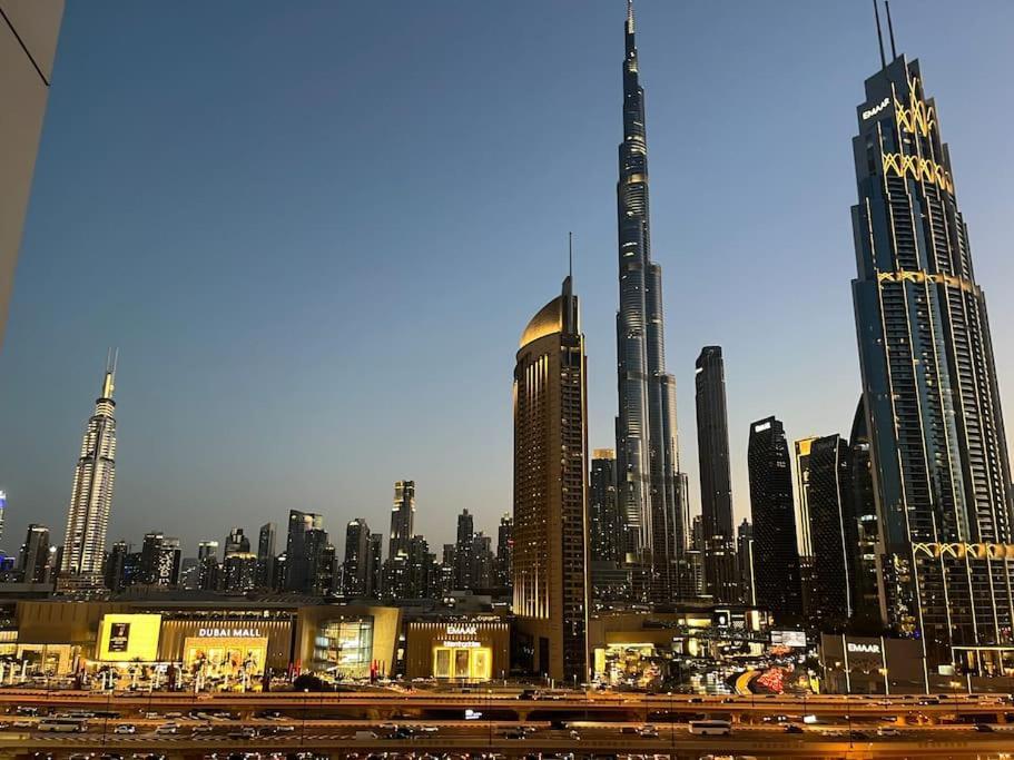 Appartamento Stunning Burj View Dubai Mall Access Infinity Pool Esterno foto